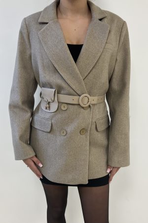 Blazer gris + ceinture sacoche